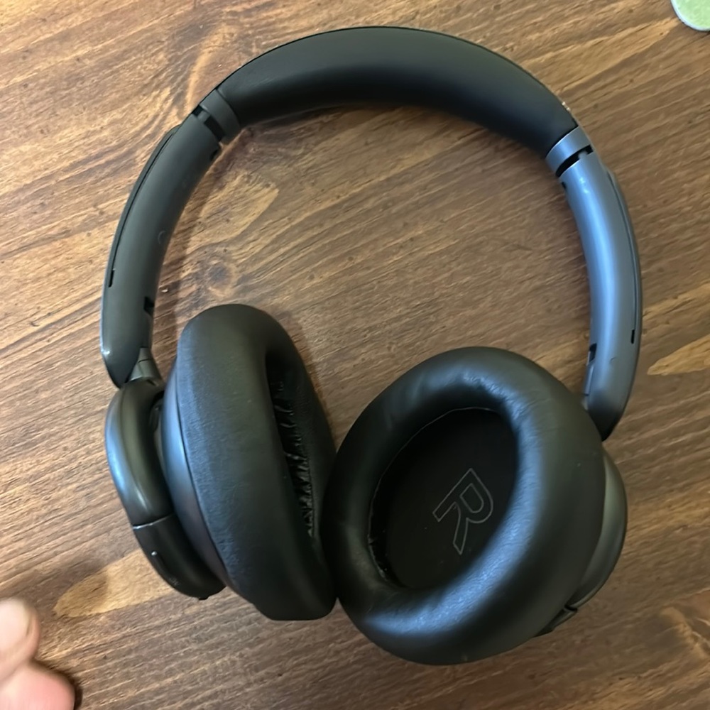 Black soundcore head phone in great condition Bluetooth